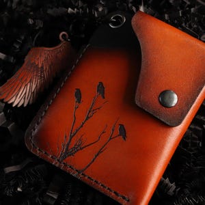Cartera minimalista de cuero de cuervo, vikingos, cuervo, inspirada en E.A. Poe, Nevermore, cartera hecha a mano, cartera con grabado personalizado, cartera EDC, gótica