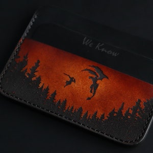 Tarjetero de piel, billetera minimalista, Fan Art, Skyrim, temática Dragon Slayer, regalo gamer, billetera hecha a mano, lo sabemos, regalo personalizable