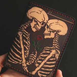 Cartera de cuero minimalista, hecha a mano, cartera de tarot, Carta del Tarot de los Enamorados, cartera gótica con esqueleto, cartera mística, cartera bohemia.
