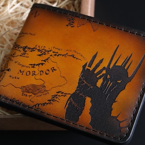 Lotr Brieftasche inspiriert, Fan Art, Tolkien, handgemacht, Tengwar Elfen, Karte von Mittelerde, Dunkler Lord, personalisierte Lederbrieftasche, ein Ring