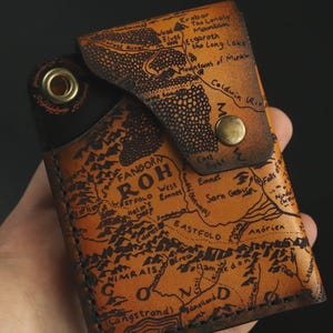 Cartera inspirada en El Señor de los Anillos, cartera de cuero, Fan Art, cartera minimalista, Tolkien, cartera personalizada con el mapa de la Tierra Media, El Señor de los Anillos, Tengwar, hecha a mano