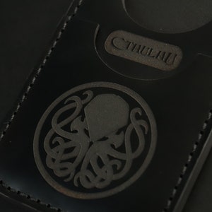 Cthulhu, billetera de cuero, inspirada en Lovecraft, todo negro, pulpo, billetera gótica, billetera minimalista, The Call of Cthulhu, Fan Art, tentáculos