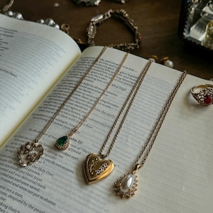 Lotes sorpresa de artículos vintage que incluyen anillos, pulseras, collares, relojes y joyas antiguas.