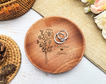 Porte-bague personnalisé en bois de fiançailles, cadeau de noce, cadeau pour maman, plat pour bagues d'anniversaire en fleurs, plat pour bagues en bois rond, plateau en bois gravé