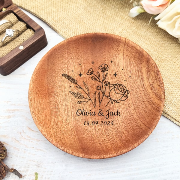Custom Engraved Wood Ring Dish，Wedding Gift for Newlyweds,Personalized Wedding Ring Dish,gift for mom,Engraved Initials Circle Wooden Tray
