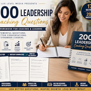 Op de afbeelding: Een spiraalgebonden werkboek getiteld 200 Leadership Coaching Questions, met een donkerblauwe kaft met gouden tekst, naast open pagina's met een inhoudsopgave en reflectievragen, ontworpen voor coaches en leiders voor professionele ontwikkeling.
