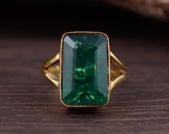 Anello di fidanzamento vintage con smeraldo: delicato gioiello in oro con pietra portafortuna di maggio