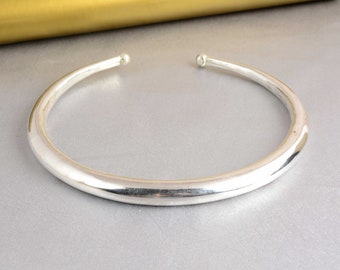 Brazalete de plata para el cuello: Gargantilla rígida sencilla