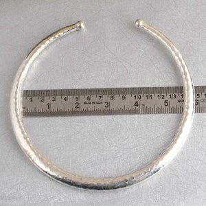 Könnte beinhalten: Eine silberne, gehämmerte Choker-Kette mit einem Durchmesser von 13 Zoll.