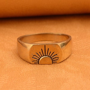 Gold Sun Ring für Männer: Handgemachter geschnitzter minimalistischer Schmuck