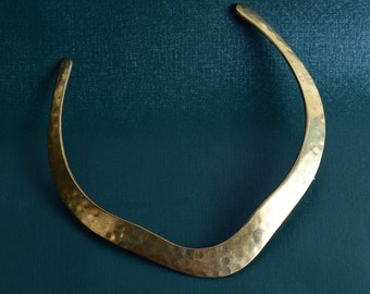 Hammered Brass Tribal Choker: Flexible Ethnic Collar Necklace