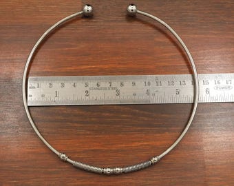 Gargantilla minimalista de plata, gargantilla de plata martillada, gargantilla de alambre fino para colgante, joyería delicada para el día a día.