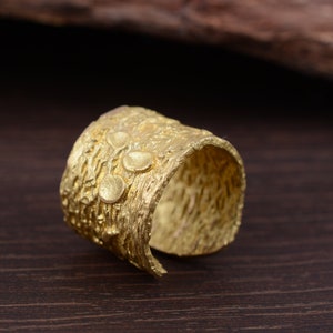 Guldhamrad manschettring: Chunky justerbar boho-ring