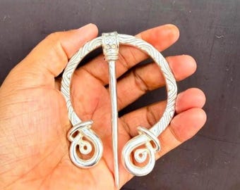 Broche para chal celta hecho a mano, broche para capa vikinga, broche en espiral para falda escocesa (tono plateado)