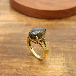 Vintage Gold Band Ring With Labradorite Gemstone