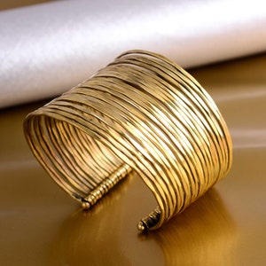 Brazalete ancho martillado, brazalete llamativo, brazalete ancho dorado, brazalete martillado, joyería llamativa, brazalete grueso, brazalete de latón