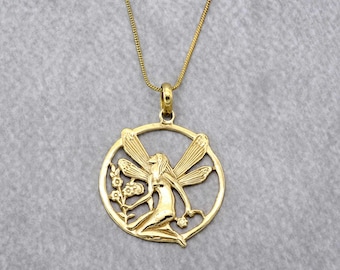 Collar con colgante de hada dorada: amuleto grabado, regalo mágico