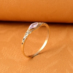 Anillo de latón con cuarzo rosa: anillo minimalista de oro con gemas apilables