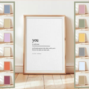 Peut inclure: Un cadre avec le mot "you" et sa prononciation, ainsi qu'une définition : "my favourite person in the whole world, you're the one who makes my heart smile." Le cadre est de couleur marron clair.