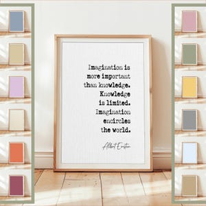 Pode incluir: Uma impressão emoldurada com a citação "A imaginação é mais importante que o conhecimento" de Albert Einstein. A impressão tem um fundo branco com texto preto e uma moldura de madeira castanho-claro. Várias pequenas amostras de cores emolduradas circundam a impressão principal.
