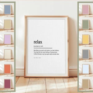Peut inclure: Une affiche encadrée avec la définition du mot « relax » en texte noir sur fond blanc. La définition comprend la prononciation et une description humoristique. Le cadre est marron clair.