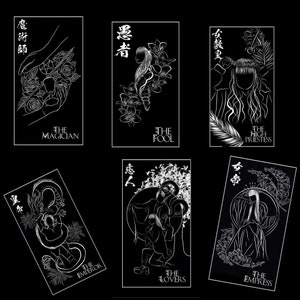 Puede incluir: Seis cartas de tarot con fondos negros e ilustraciones blancas. Las cartas son El Mago, El Loco, La Sacerdotisa, El Emperador, Los Enamorados y La Emperatriz. Cada carta presenta una ilustraci&oacute;n &uacute;nica y el nombre de la carta en ingl&eacute;s.
