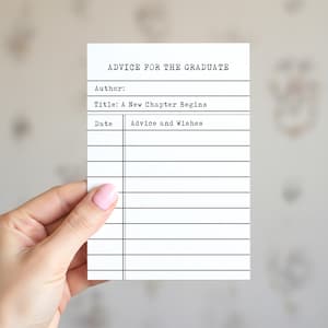 Può includere: Una carta bianca con il testo "ADVICE FOR THE GRADUATE" in alto. La carta ha delle righe per "Author", "Title: A New Chapter Begins", "Date" e "Advice and Wishes". La carta è tenuta in mano con smalto rosa.