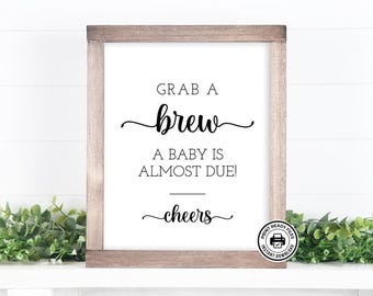 Weź napój, znak „Dziecko już prawie na świat”, dekoracja na baby shower dla par do wydrukowania, nie wymaga edycji, 2 rozmiary