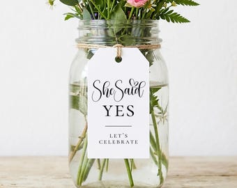 Do druku etykiety na środek stołu z napisem „She Said Yes – Let's Celebrate”, dekoracja na wieczór panieński, etykiety na upominki lub słoiki, bez możliwości edycji 2x3,5