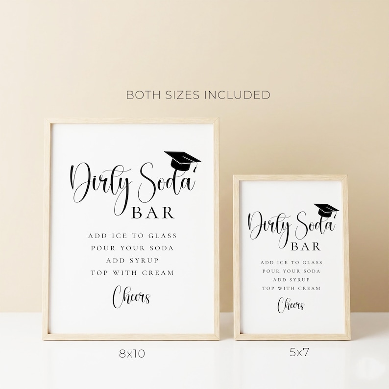 Op de afbeelding: Twee ingelijste borden met de tekst "Dirty Soda Bar" en instructies. De borden zijn wit met zwarte tekst en een afstudeerhoed-afbeelding. Het grotere bord is 20x25 cm, het kleinere 13x18 cm. De tekst bevat "Cheers".