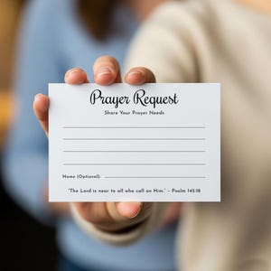 Pode incluir: Um cartão branco com as palavras "Prayer Request" em escrita elegante. O cartão inclui linhas para escrever e o texto "Share Your Prayer Needs". Abaixo, diz "Name (Optional):" e um versículo bíblico: "The Lord is near to all who call on Him." - Salmo 145:18.