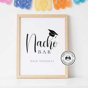 Op de afbeelding: Een wit, ingelijst bord met de woorden "Nacho Bar" in een stijlvol lettertype, bekroond met een afstudeerpet. De tekst "Help Yourself" staat eronder. Een ronde sticker geeft printklare bestanden en direct downloaden aan.