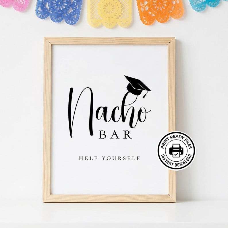 Op de afbeelding: Een wit, ingelijst bord met de woorden "Nacho Bar" in een stijlvol lettertype, bekroond met een afstudeerpet. De tekst "Help Yourself" staat eronder. Een ronde sticker geeft printklare bestanden en direct downloaden aan.