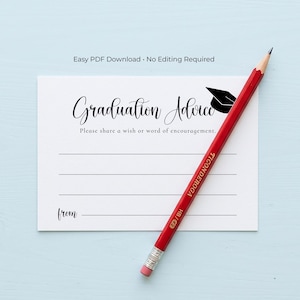 Op de afbeelding: Een witte kaart met de woorden "Graduation Advice" in elegant schrift, met een illustratie van een afstudeerhoed. Een rode potlood met "TICONDEROGA" erop gedrukt ligt diagonaal over de kaart, klaar om te schrijven. De kaart bevat lijnen om op te schrijven en het woord "from".
