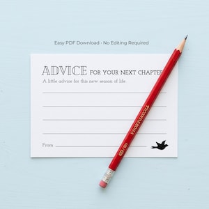 Op de afbeelding: Een witte advieskaart met de tekst "ADVICE FOR YOUR NEXT CHAPTER" en een rode potlood. De kaart heeft lijnen om op te schrijven en een kleine vogelafbeelding. Het potlood is rood met de tekst "TICONDEROGA".