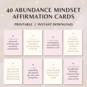 Puede incluir: Un conjunto de 40 tarjetas de afirmación de mentalidad de abundancia. Las tarjetas son de color rosa y crema, con detalles dorados. Cada tarjeta presenta una afirmación positiva en una fuente sencilla y elegante. El texto "PRINTABLE | INSTANT DOWNLOAD" también es visible.