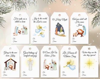Op de afbeelding: Set van tien kerstcadeau-etiketten met aquarel-illustraties van de kerststal met verschillende bijbelteksten. De etiketten zijn wit met zwarte tekst en hebben een gat voor een touwtje.