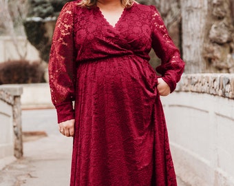 Vestido largo de encaje burdeos Caroline: escote en V profundo y manga larga.