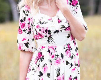 Vestido midi rosa con mangas abullonadas y estampado floral, ideal para invitadas a bodas al aire libre - Rosella