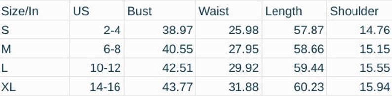 Op de afbeelding: Maattabel met metingen in inches voor een kledingstuk in de maten S, M, L en XL. De metingen omvatten de borst, taille, lengte en schouder.