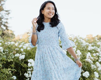 Vestido midi de maternidad, azul bebé, estampado floral, estilo modesto, con fruncido, manga tres cuartos, ideal para sesión de fotos de baby shower - Dahlia