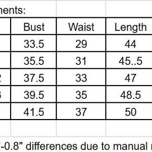 Puede incluir: Tabla de medidas Dahlia en pulgadas para busto, cintura y largo, con tallas estadounidenses correspondientes. Las tallas van de S (2-4) a 2XI (18). El texto indica que se permiten diferencias de 1.02cm-2.03cm debido a la medici&oacute;n manual.