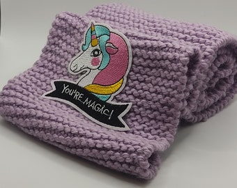 Kindersjaal, lila-paarse wol met You're magic unicorn. handgemaakt