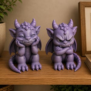 Könnte beinhalten: Zwei violette Drachenfiguren mit Hörnern und Flügeln. Der linke Drache stützt sein Kinn mit einem Lächeln auf die Hände, während der rechte Drache mit verschränkten Armen und einem mürrischen, grimmigen Gesichtsausdruck dasitzt.