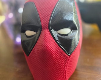 Casco de Deadpool dañado en batalla con marcas de garras de Wolverine – Máscara de mercenario impresa en 3D