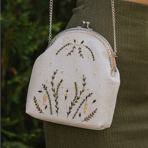 Handgemaakte vintage geïnspireerde linnen tas met wilde bloemen, elegant metalen frame en op de natuur geïnspireerde clutch