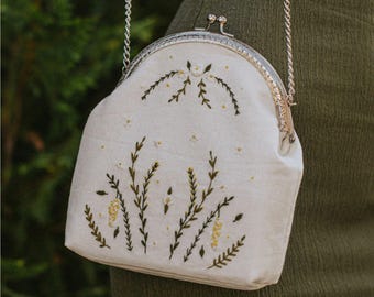Handmade Vintage Inspired Linen Bag with Wildflower Design, Elegant Metal Frame, Nature-Inspired Clutch