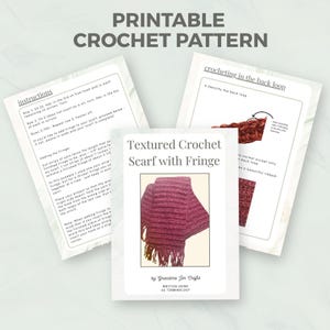 以下が含まれることがあります： Grandma Jen Craftsによる「Textured Crochet Scarf with Fringe」と題された印刷可能なかぎ針編みのパターン文書。文書には、書面による指示、バックループでの編み方のガイド、およびダークピンクのリブ編みスカーフの写真が含まれています。