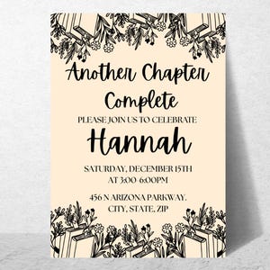 Pode incluir: Um convite com o texto "Another Chapter Complete" em uma fonte elegante. O convite é para a celebração de Hannah, agendada para sábado, 15 de dezembro, das 15h00 às 18h00, em 456 N Arizona Parkway. Ilustrações florais e de livros emolduram o texto.