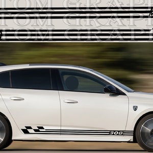 Może przedstawiać: Biały Peugeot 308 hatchback z czarnymi paskami wyścigowymi i numerem "308" z boku. Samochód jedzie po drodze z rozmytym tłem.
